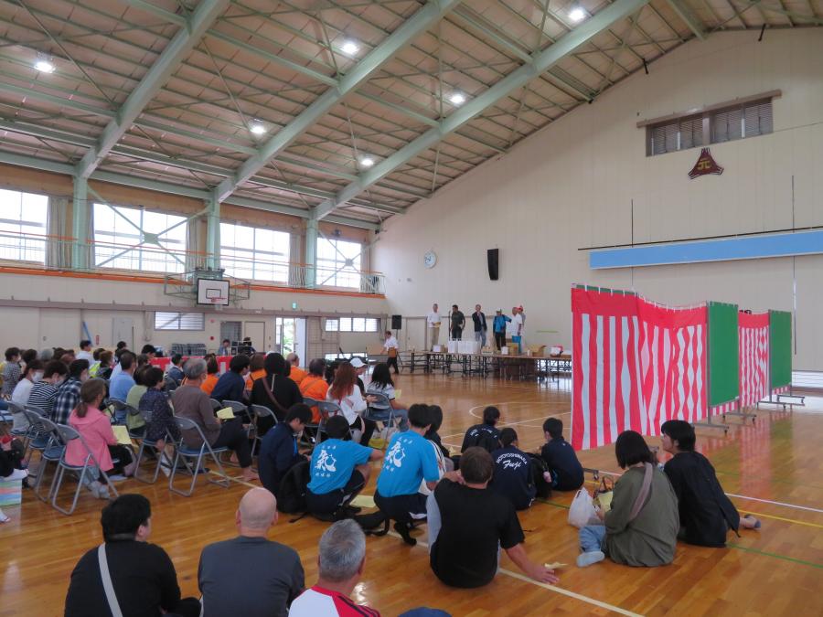 お楽しみ抽選会の様子