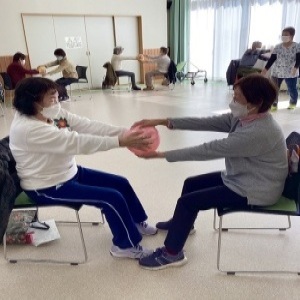 （写真）ボールを使った運動