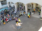 登校してくる1年生