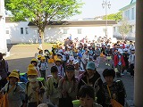 到着する一年生