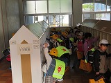 下駄箱に靴を入れる一年生