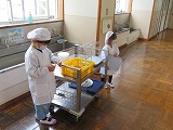 給食の準備をする1年生
