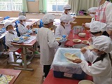 給食の受け渡しをする