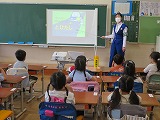 指導員の話を聞く様子