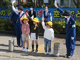 横断歩道では手を上げて渡ろうね