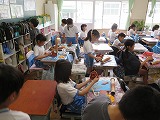 粘土の作品を作る4年生