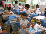 粘土の作品を作る4年生