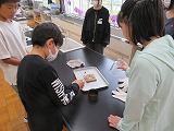 理科の実験に取り組む6年生