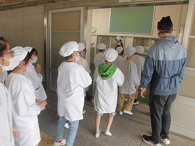 パントリーに給食を取りに行く様子