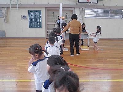 1年生の身長測定の様子
