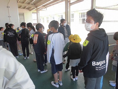 6年生と入場のスタンバイする1年生