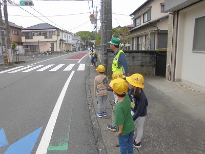 横断歩道を渡る練習をする1年生