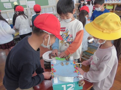 おもちゃで遊ぶ様子1