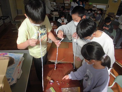 おもちゃで遊ぶ様子2