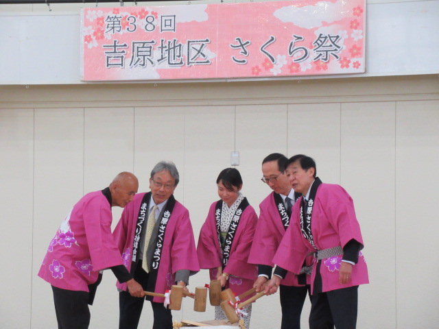 鏡割りをする写真
