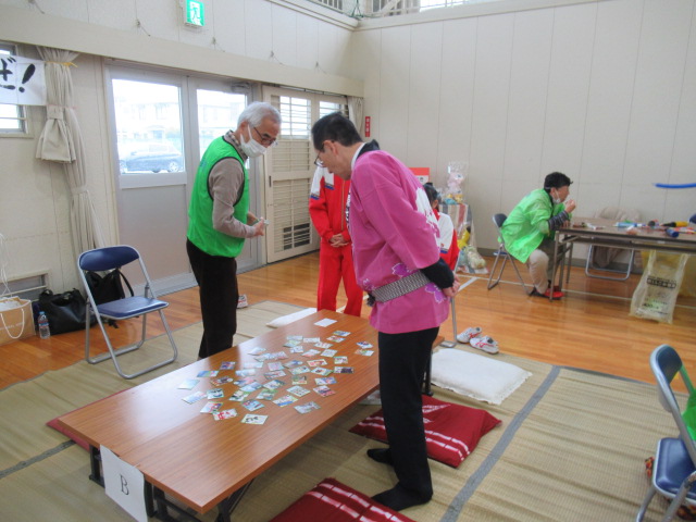 催し物を見る市長の写真