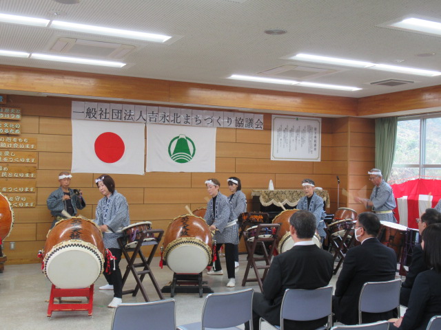 大綱の演奏を行う写真