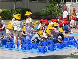 1年生が栽培活動をする様子