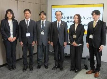小長井市長とタスクフォースメンバー