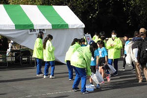 富士川キウイマラソンボランティアの様子2