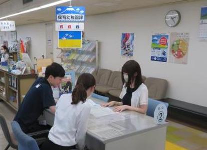 窓口対応を体験している様子