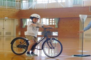 自転車の正しい乗り方を学ぶ児童