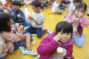 ヨーグルトを食べる子どもたち