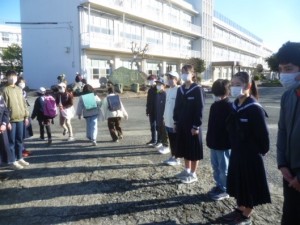 小中合同あいさつ運動の様子