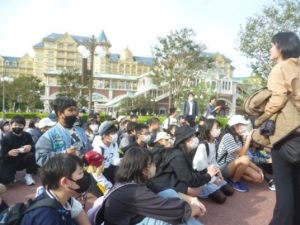 6年生「修学旅行1日目東京ディズニーランド」の様子1