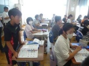 6年生外国語「SummerVacationintheWorld」の授業