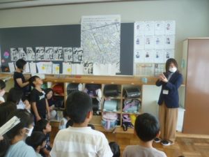 2年生生活「作ってためしてわくわくおもちゃランド」の様子