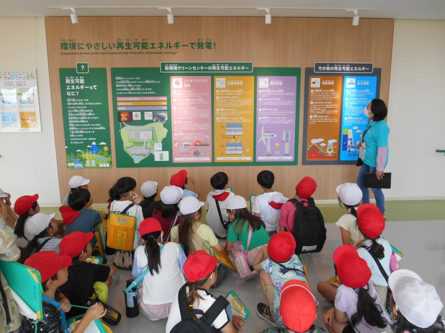 話を聞く子供
