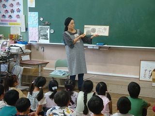 絵本の読み聞かせの様子