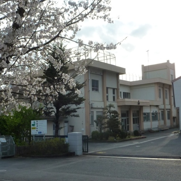 写真：正門から校舎を見た様子