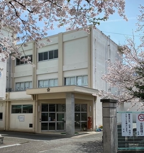 写真：須津小学校正門