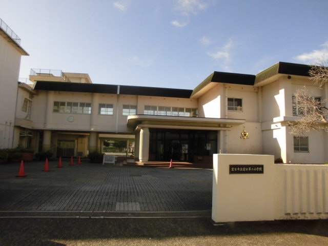 写真：富士二小正門から校舎をのぞむ
