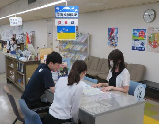 窓口対応を体験している様子