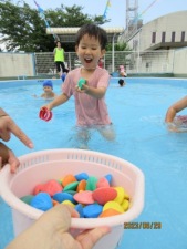 （写真）夏の保育の様子（2）