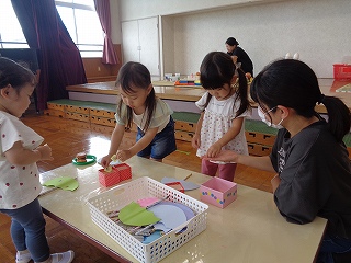 シール遊び