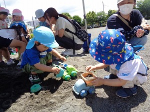 （写真）砂場遊び