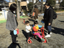 園庭で遊んでいる写真