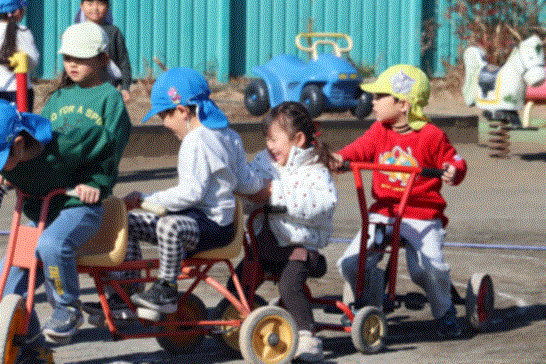 友達と三輪車で遊んでいる写真