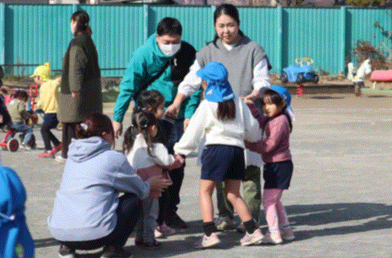 在園児と一緒に踊りを踊っている写真