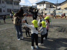 年中児と未就園児が一緒に踊っている写真