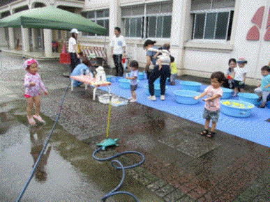 天気の良い日の水遊び