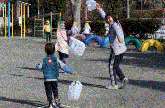 作った凧を揚げている写真