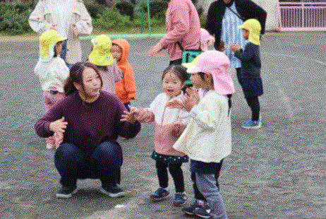 園児と未就園児が一緒に踊っている写真