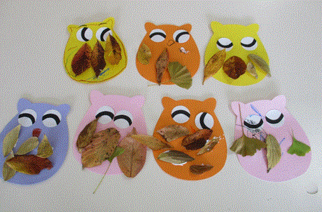 落ち葉で製作している写真