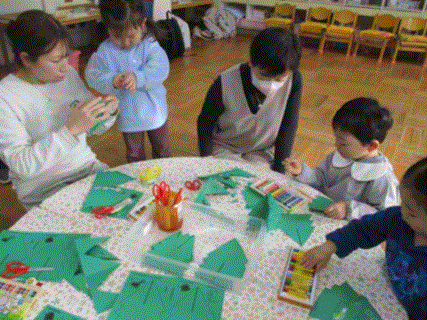 クリスマスツリーを作っている写真