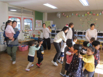 「ジングルベル」を踊っている写真